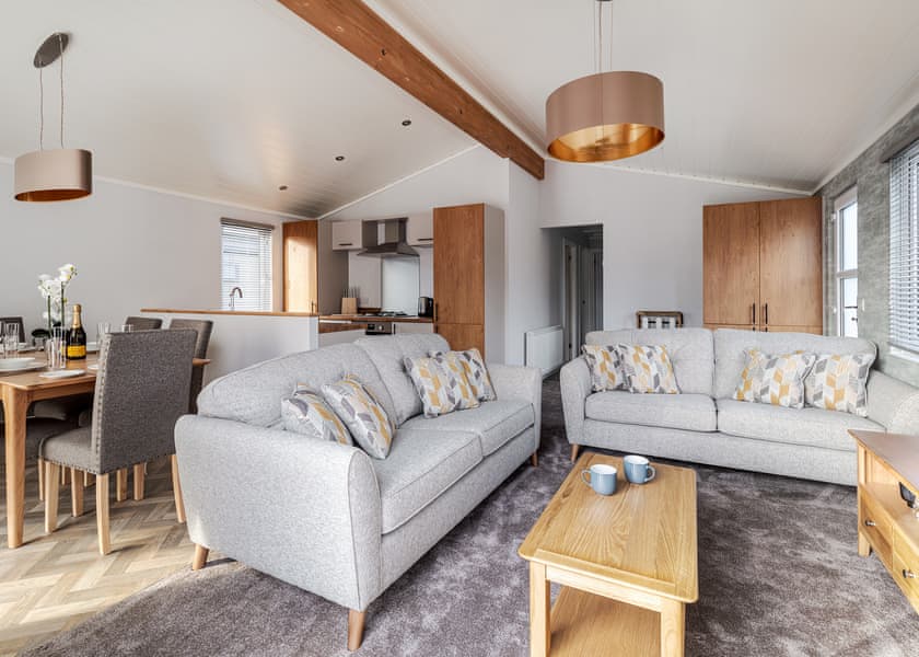 Three Bedroom Luxury Lodge with Hot Tub - Roydon Marina Village, Roydon