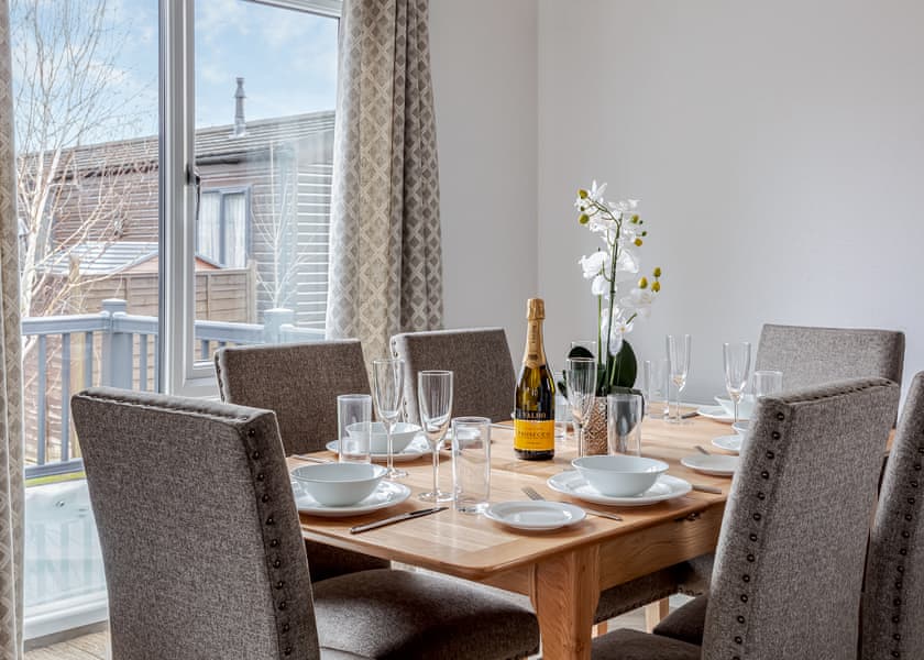 Three Bedroom Luxury Lodge with Hot Tub - Roydon Marina Village, Roydon