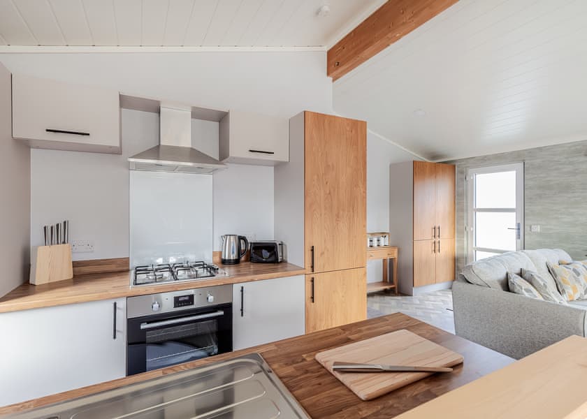 Three Bedroom Luxury Lodge with Hot Tub - Roydon Marina Village, Roydon