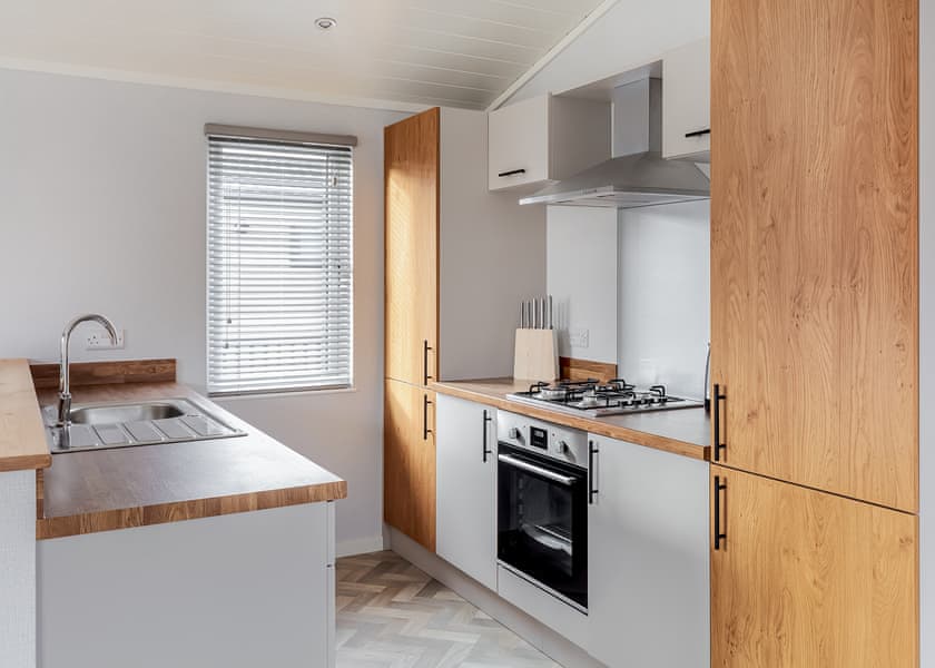 Three Bedroom Luxury Lodge with Hot Tub - Roydon Marina Village, Roydon