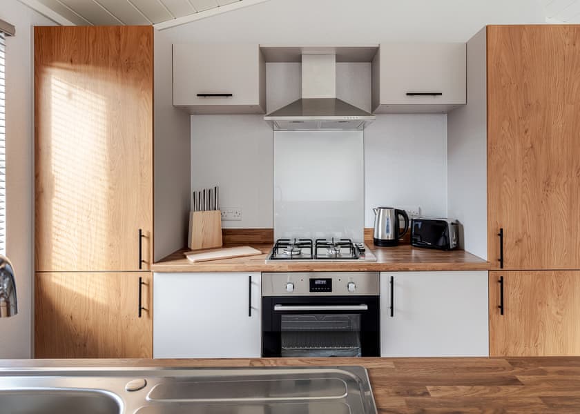 Three Bedroom Luxury Lodge with Hot Tub - Roydon Marina Village, Roydon