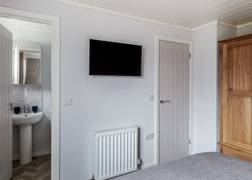 Three Bedroom Luxury Lodge with Hot Tub - Roydon Marina Village, Roydon