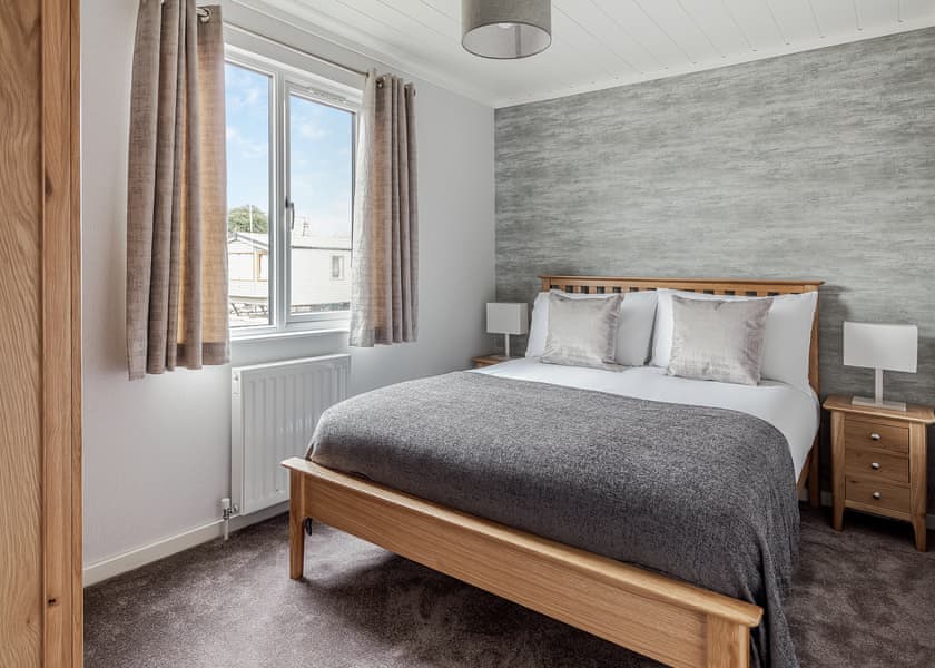 Three Bedroom Luxury Lodge with Hot Tub - Roydon Marina Village, Roydon