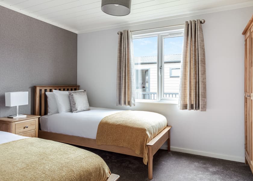 Three Bedroom Luxury Lodge with Hot Tub - Roydon Marina Village, Roydon