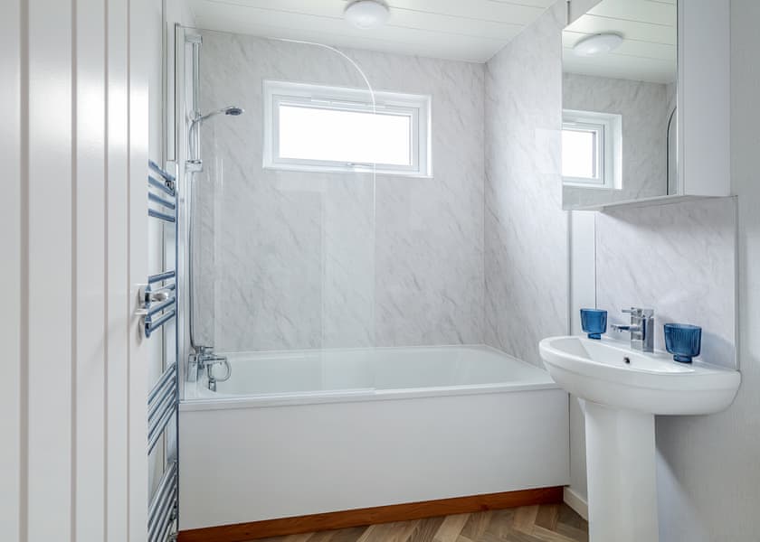 Three Bedroom Luxury Lodge with Hot Tub - Roydon Marina Village, Roydon