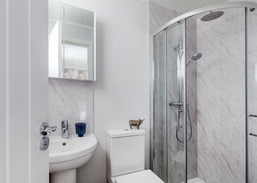 Three Bedroom Luxury Lodge with Hot Tub - Roydon Marina Village, Roydon