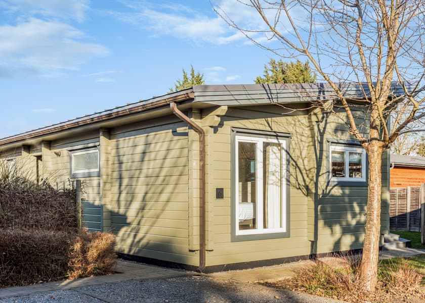 Roydon Two Bedroom Lodge with Hot Tub (Pet) - Roydon Marina Village, Roydon