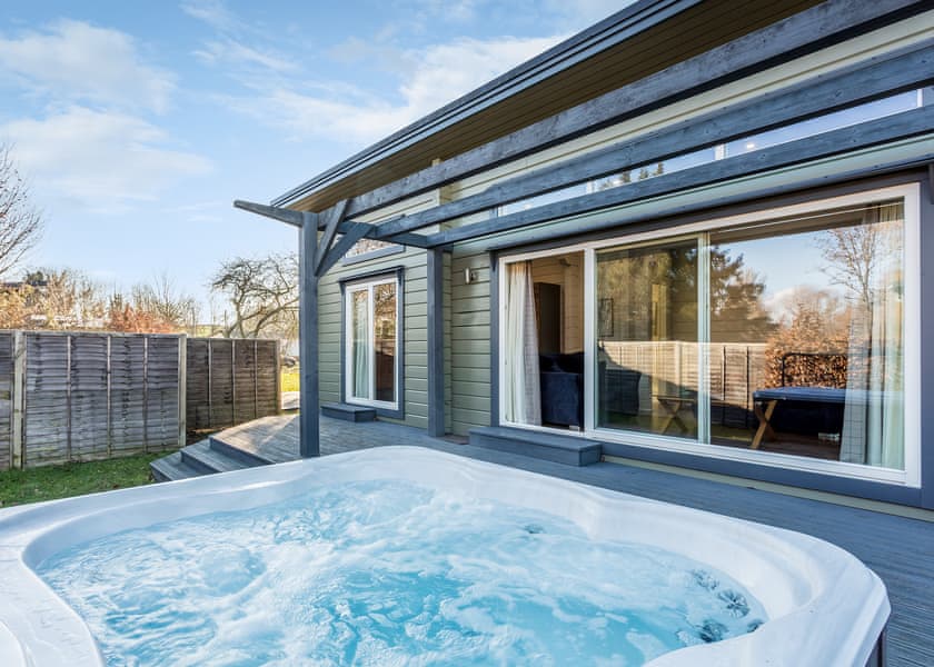 Roydon Two Bedroom Lodge with Hot Tub (Pet) - Roydon Marina Village, Roydon