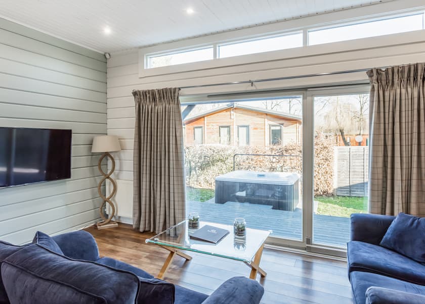 Roydon Two Bedroom Lodge with Hot Tub (Pet) - Roydon Marina Village, Roydon