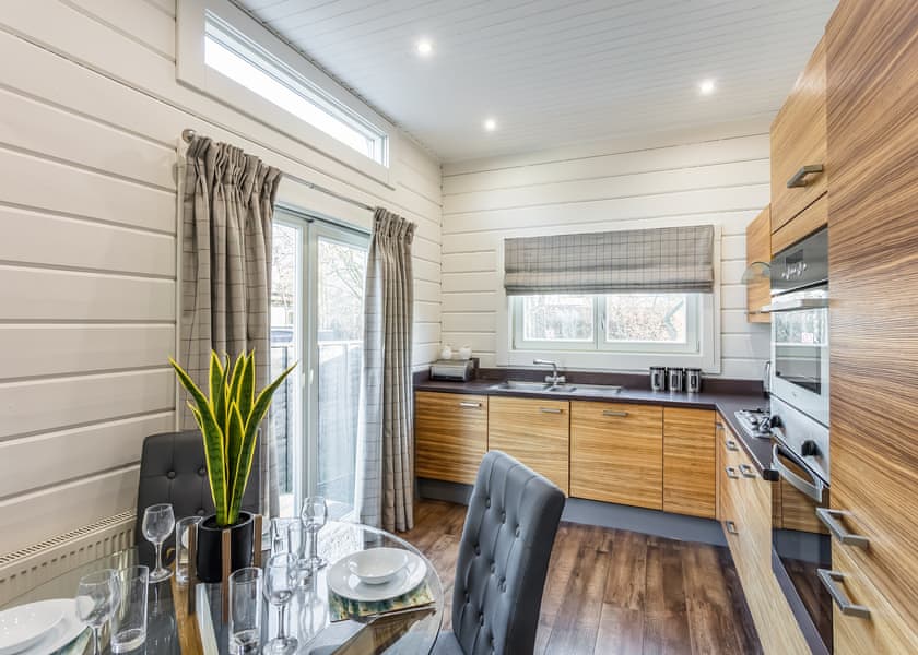 Roydon Two Bedroom Lodge with Hot Tub (Pet) - Roydon Marina Village, Roydon