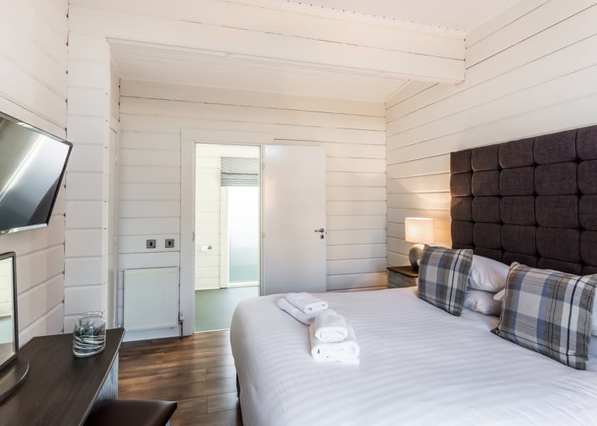 Roydon Two Bedroom Lodge with Hot Tub (Pet) - Roydon Marina Village, Roydon