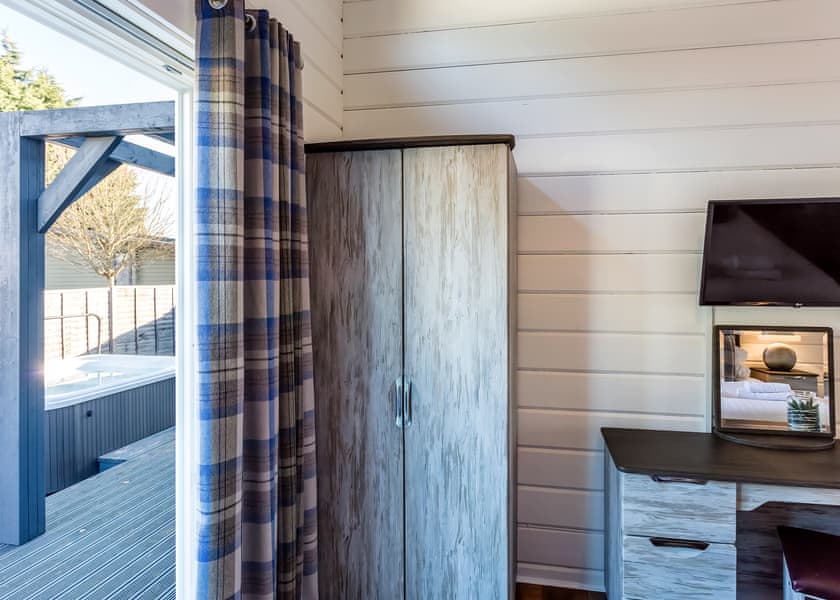 Roydon Two Bedroom Lodge with Hot Tub (Pet) - Roydon Marina Village, Roydon