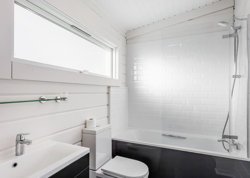 Roydon Two Bedroom Lodge with Hot Tub (Pet) - Roydon Marina Village, Roydon