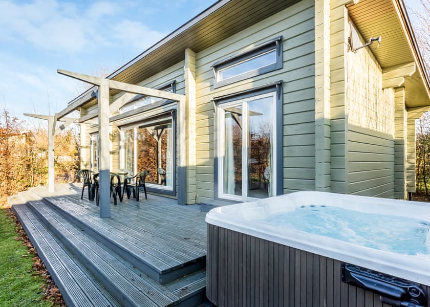 Roydon Two Bedroom Lodge with Hot Tub - Roydon Marina Village, Roydon