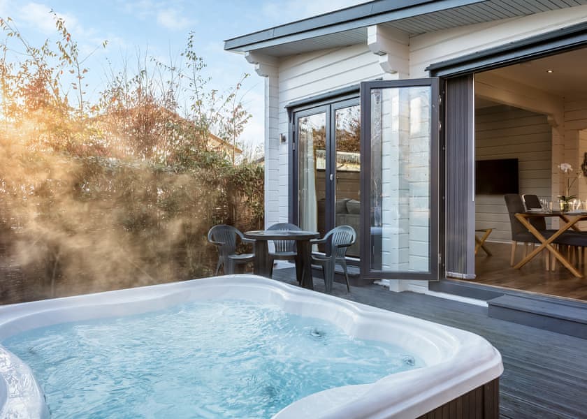 Roydon Two Bedroom Lodge with Hot Tub - Roydon Marina Village, Roydon