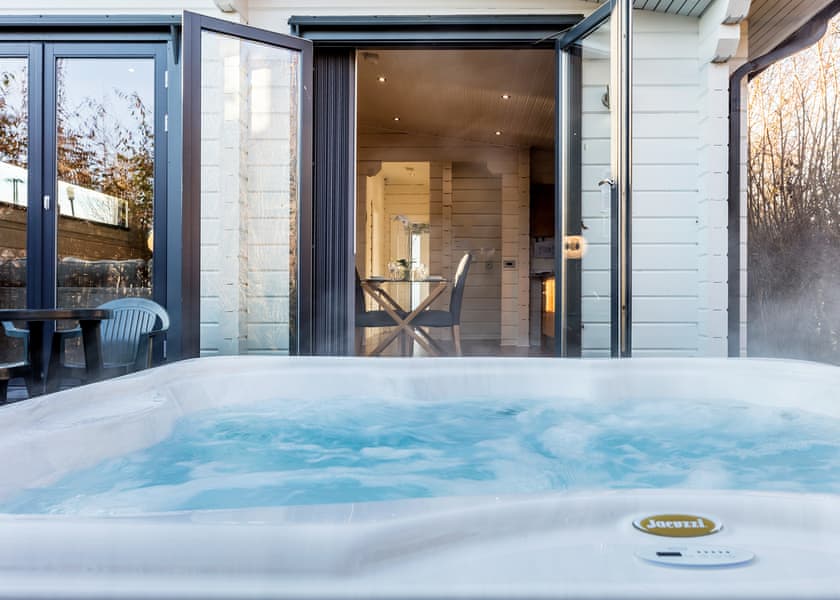 Roydon Two Bedroom Lodge with Hot Tub - Roydon Marina Village, Roydon