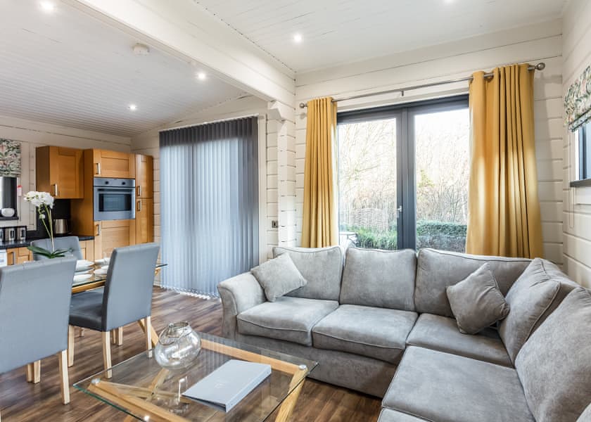 Roydon Two Bedroom Lodge with Hot Tub - Roydon Marina Village, Roydon