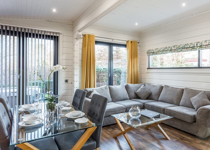 Roydon Two Bedroom Lodge with Hot Tub - Roydon Marina Village, Roydon