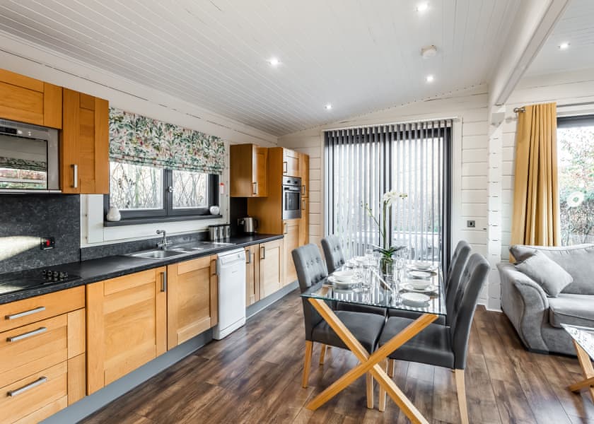 Roydon Two Bedroom Lodge with Hot Tub - Roydon Marina Village, Roydon