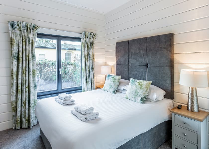 Roydon Two Bedroom Lodge with Hot Tub - Roydon Marina Village, Roydon