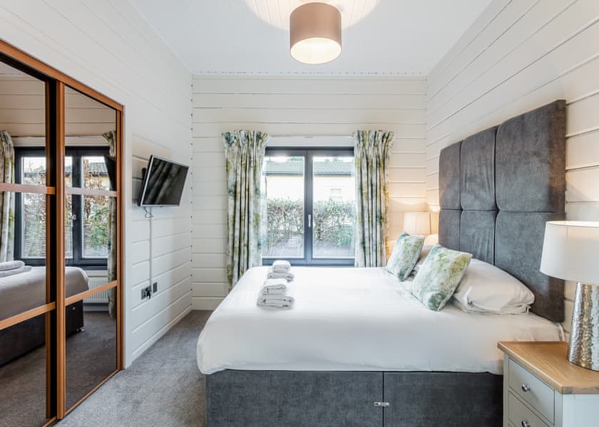 Roydon Two Bedroom Lodge with Hot Tub - Roydon Marina Village, Roydon