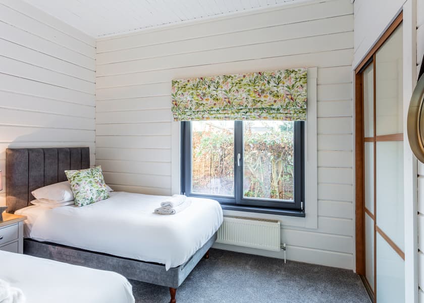 Roydon Two Bedroom Lodge with Hot Tub - Roydon Marina Village, Roydon