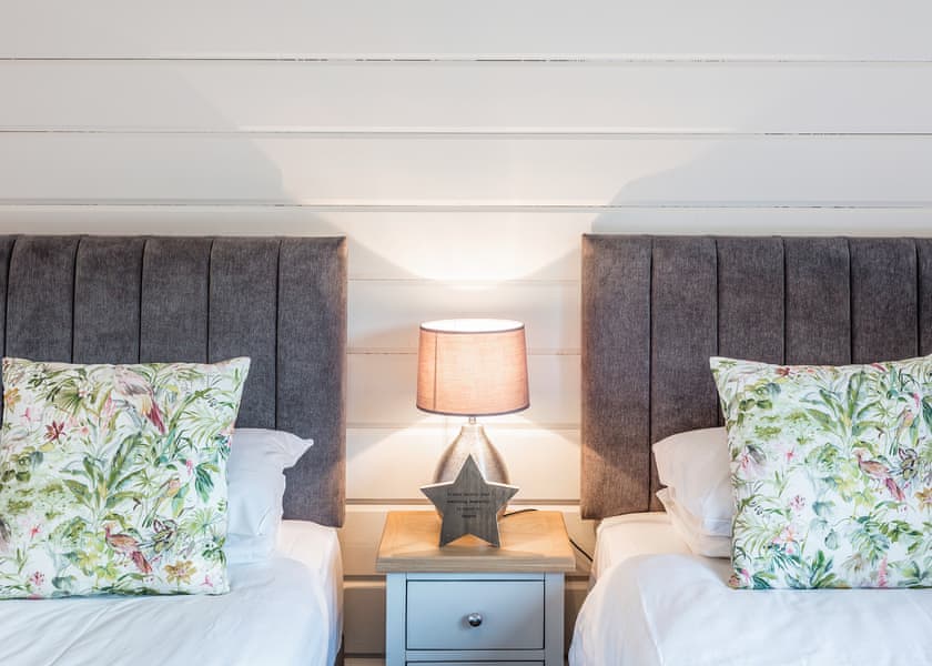 Roydon Two Bedroom Lodge with Hot Tub - Roydon Marina Village, Roydon