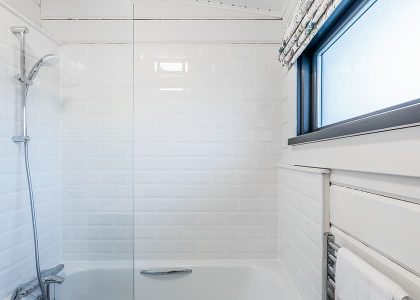 Roydon Two Bedroom Lodge with Hot Tub - Roydon Marina Village, Roydon