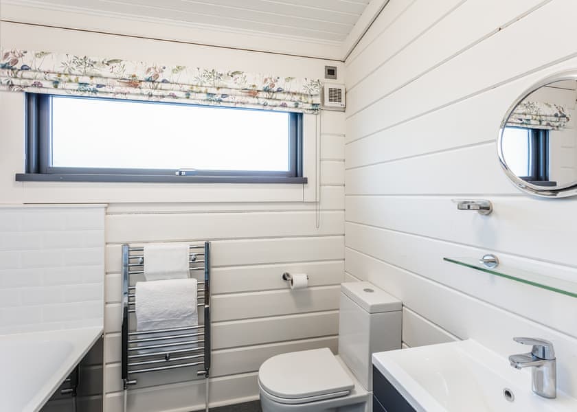 Roydon Two Bedroom Lodge with Hot Tub - Roydon Marina Village, Roydon