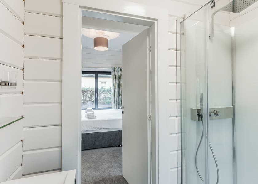 Roydon Two Bedroom Lodge with Hot Tub - Roydon Marina Village, Roydon