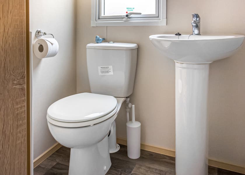 Typical Comfort Caravan 3 | 6 Berth Comfort Caravan 3 Bed - The Lakes Rookley, Rookley Village