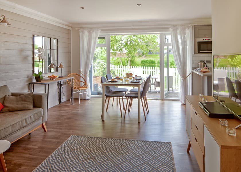 Exclusive Island Cottage Lakeside 4 Berth HotTub - The Lakes Rookley, Rookley Village