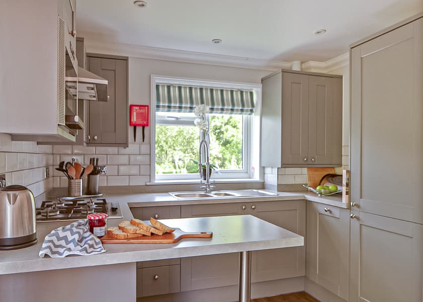 Exclusive Island Cottage Lakeside 4 Berth HotTub - The Lakes Rookley, Rookley Village