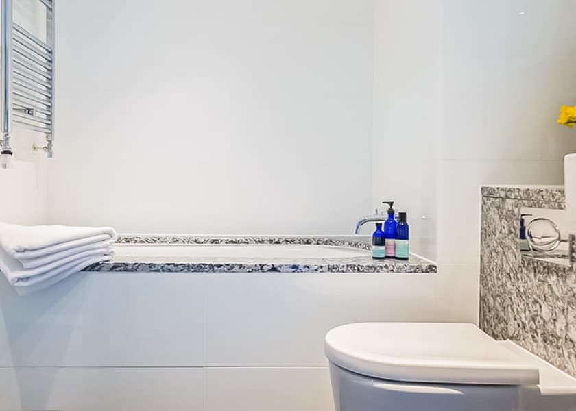 2 berth superior lakeside apartment - Retallack Resort, St Columb Major