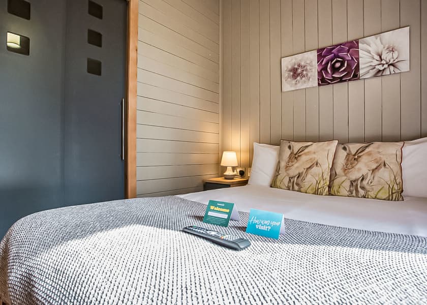 8 berth superior wooden lodge with hot tub Pet - Retallack Resort, St Columb Major