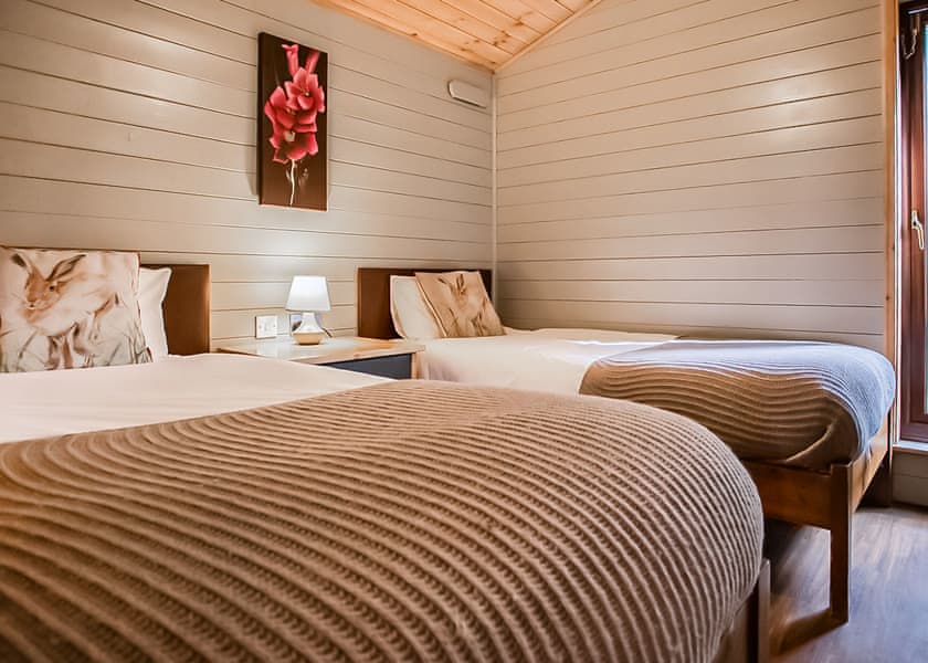 8 berth superior wooden lodge with hot tub Pet - Retallack Resort, St Columb Major