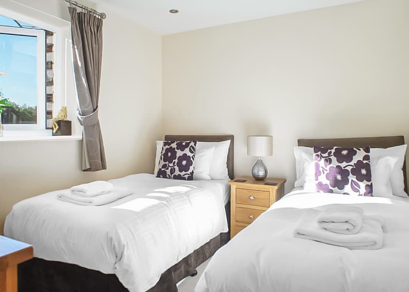 12 berth lake view barn house 6 bed hot tub - Retallack Resort, St Columb Major