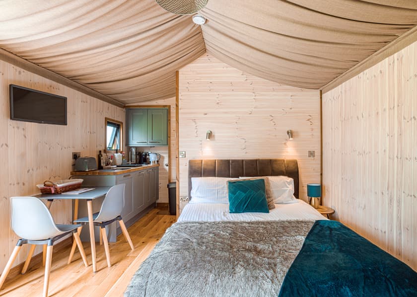 Babar - Riverside Cabins, Shrewsbury