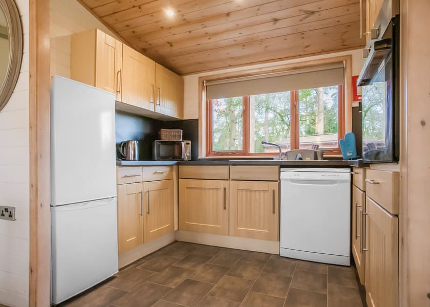 6 Berth Luxury Wooden Lodge 3 bed with Hot Tub - Sandy Balls Holiday Village, Godshill, Fordingbridge