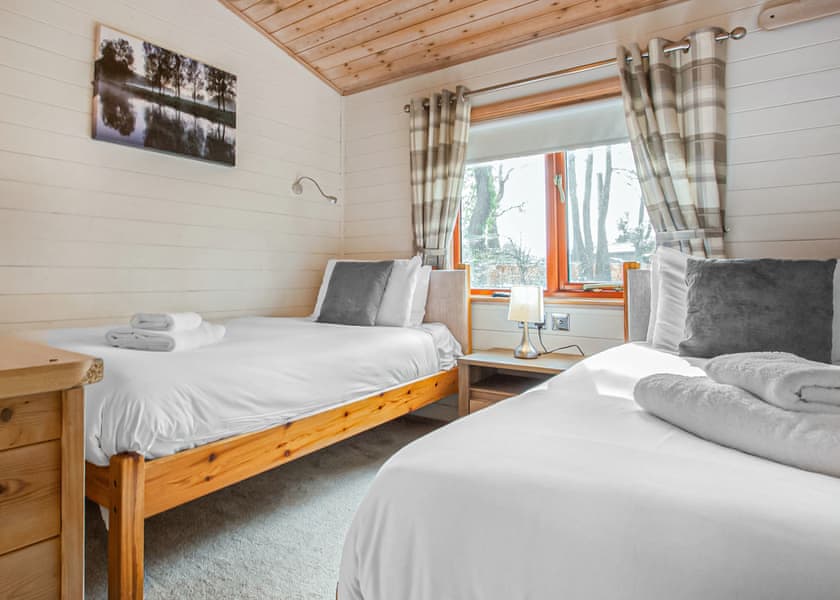 6 Berth Luxury Wooden Lodge 3 bed with Hot Tub - Sandy Balls Holiday Village, Godshill, Fordingbridge