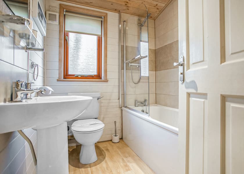 6 Berth Luxury Wooden Lodge 3 bed with Hot Tub - Sandy Balls Holiday Village, Godshill, Fordingbridge