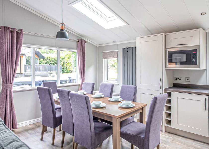 Exclusive 4 Berth Lodge with Hot Tub Pet - Sandy Balls Holiday Village, Godshill, Fordingbridge