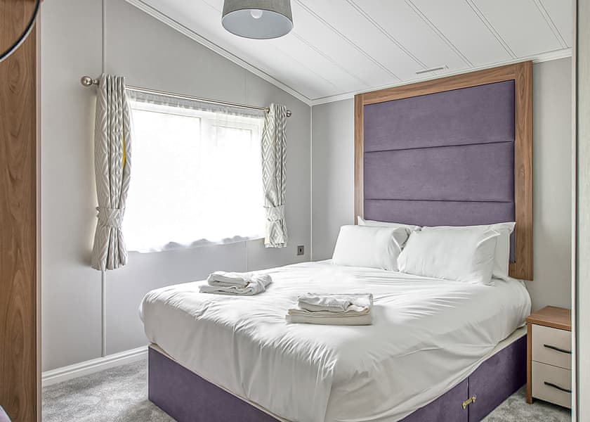 Exclusive 4 Berth Lodge with Hot Tub Pet - Sandy Balls Holiday Village, Godshill, Fordingbridge