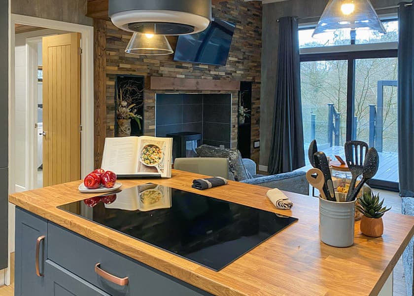 Forest Deer Lodge 6 Berth 3 Bed With Hot Tub - Sandy Balls Holiday Village, Godshill, Fordingbridge