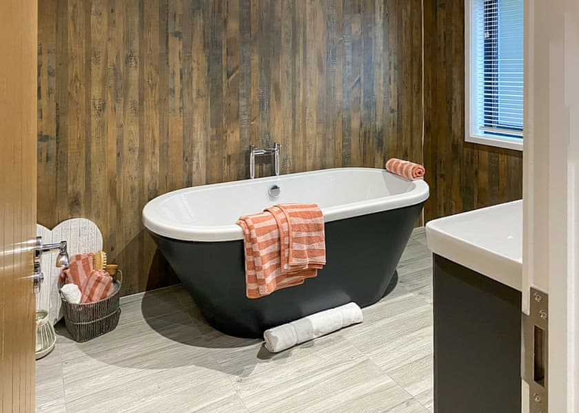 Forest Deer Lodge 6 Berth 3 Bed With Hot Tub - Sandy Balls Holiday Village, Godshill, Fordingbridge