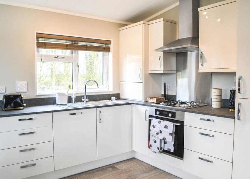 Oak Accessible Lodge - Saxon Mound, Elsworth, near Cambridge