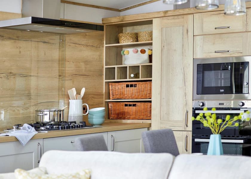 Platinum 2 Pet Friendly Caravan with Decking sleeps 4 - Par Sands, Par