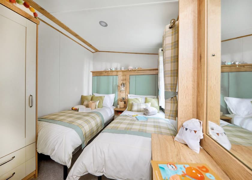 Platinum 2 Pet Friendly Caravan with Decking sleeps 4 - Par Sands, Par