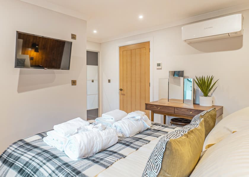 2 bed Hot Tub Cottage (Pet) - Stratheck Holiday Park, Dunoon