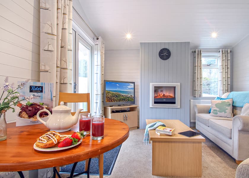 Select Lodge Plus 1 - Shorefield Country Park, Milford-on-Sea, Nr Lymington